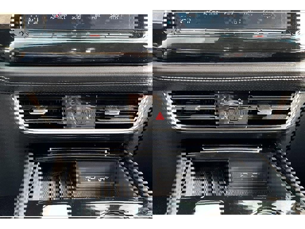 Used 2025 Volkswagen Atlas SE image 25