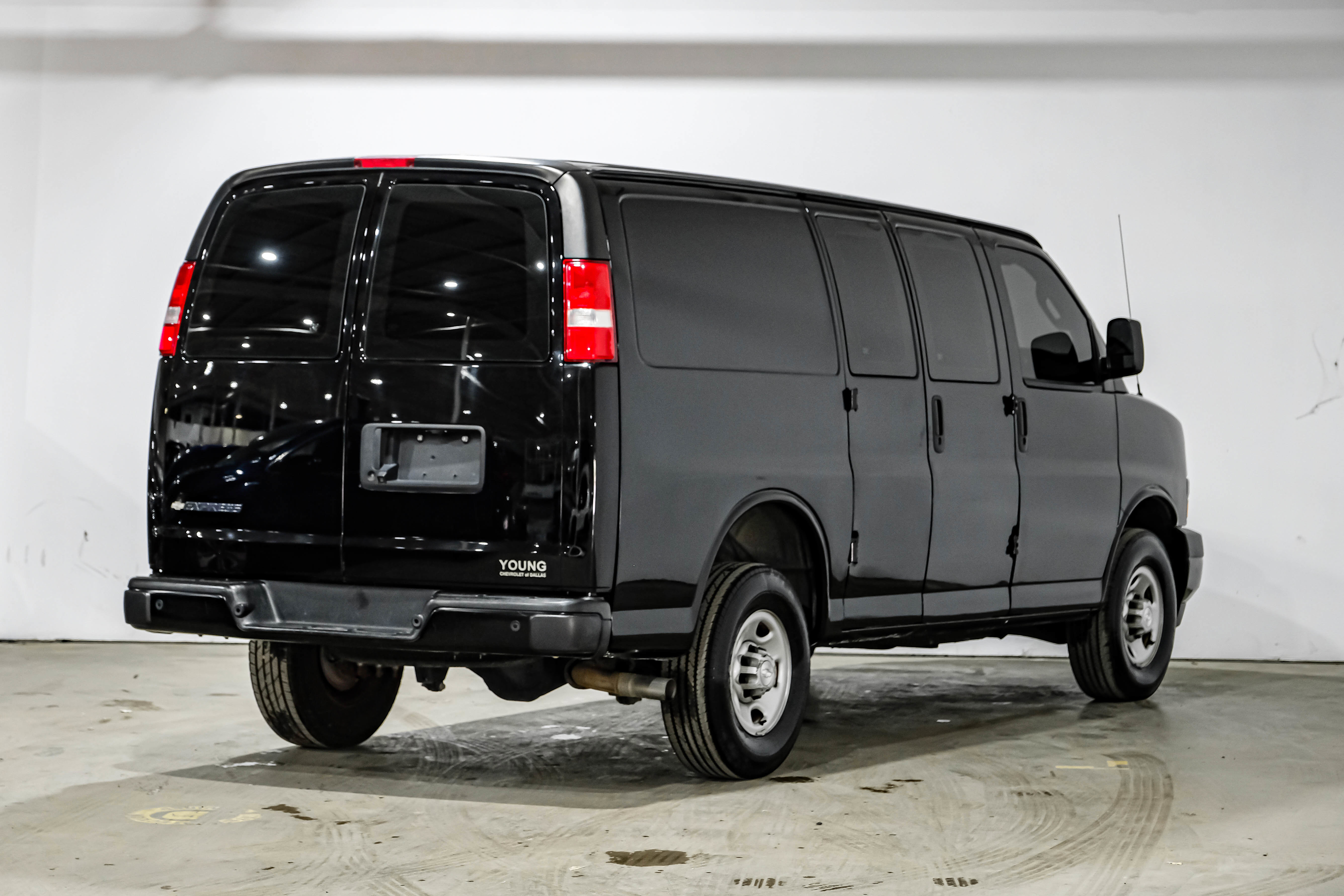 Used 2019 Chevrolet Express 2500 w/ Driver Convenience Package image 4