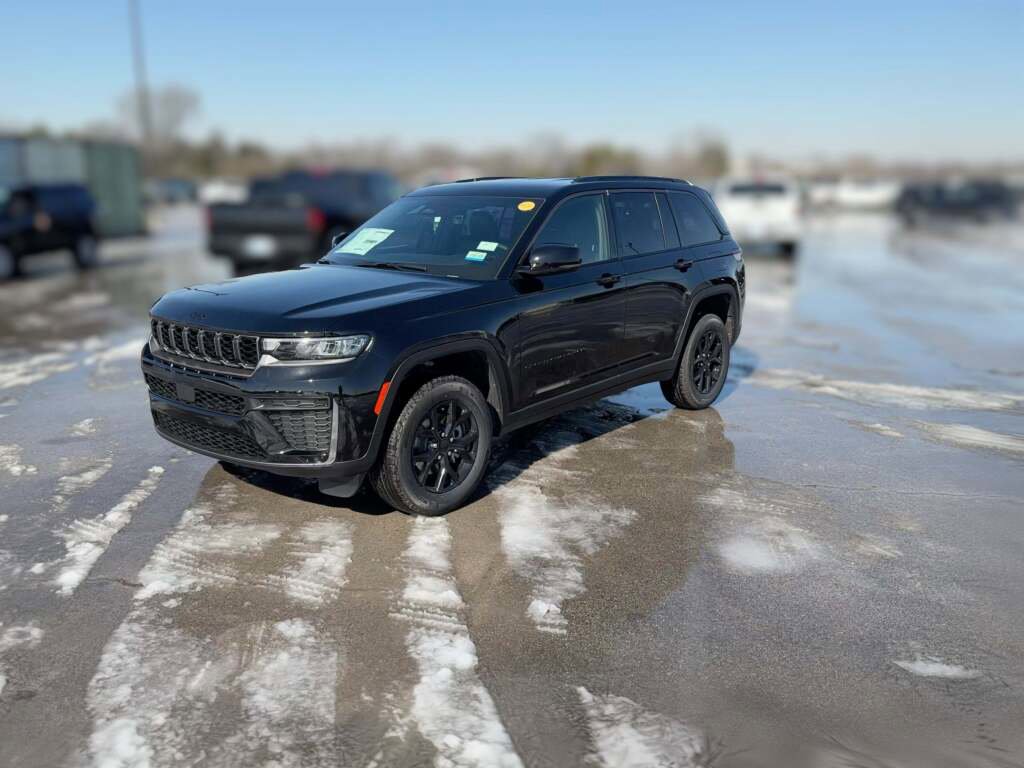 New 2026 Jeep Grand Cherokee Altitude image 4