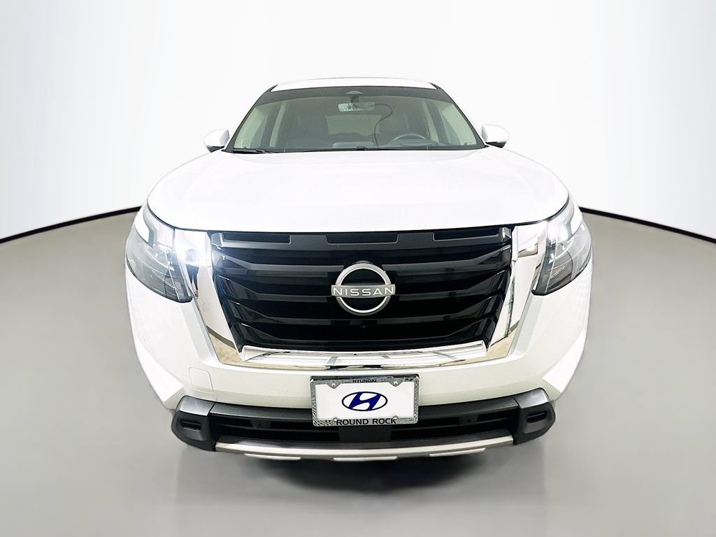 Used 2025 Nissan Pathfinder Platinum FWD image 2