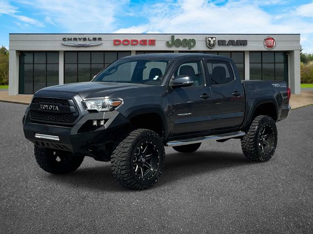 Used 2017 Toyota Tacoma TRD Sport image 30