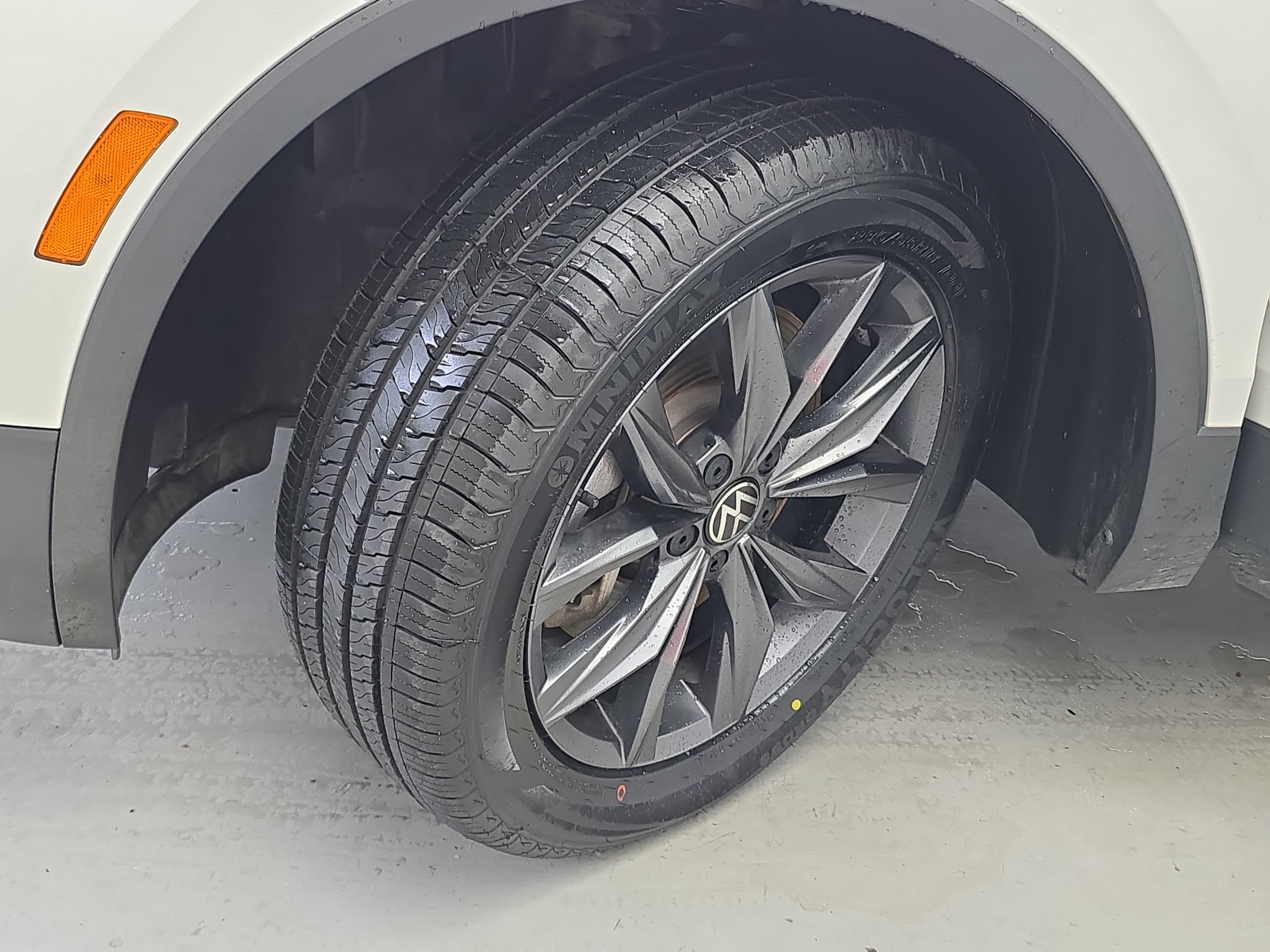 Used 2024 Volkswagen Tiguan SE AWD/4WD image 31