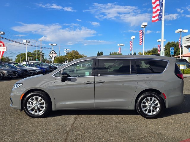 Certified 2025 Chrysler Pacifica Select AWD/4WD image 8