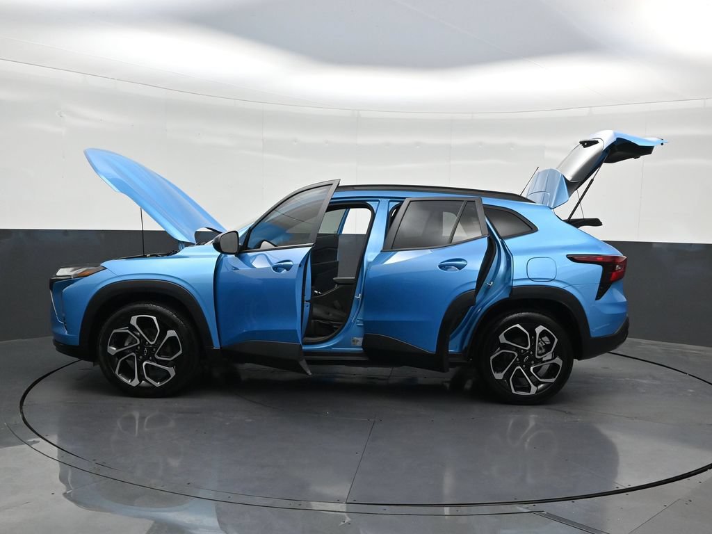 Used 2025 Chevrolet Trax RS w/ Sunroof Package FWD image 30