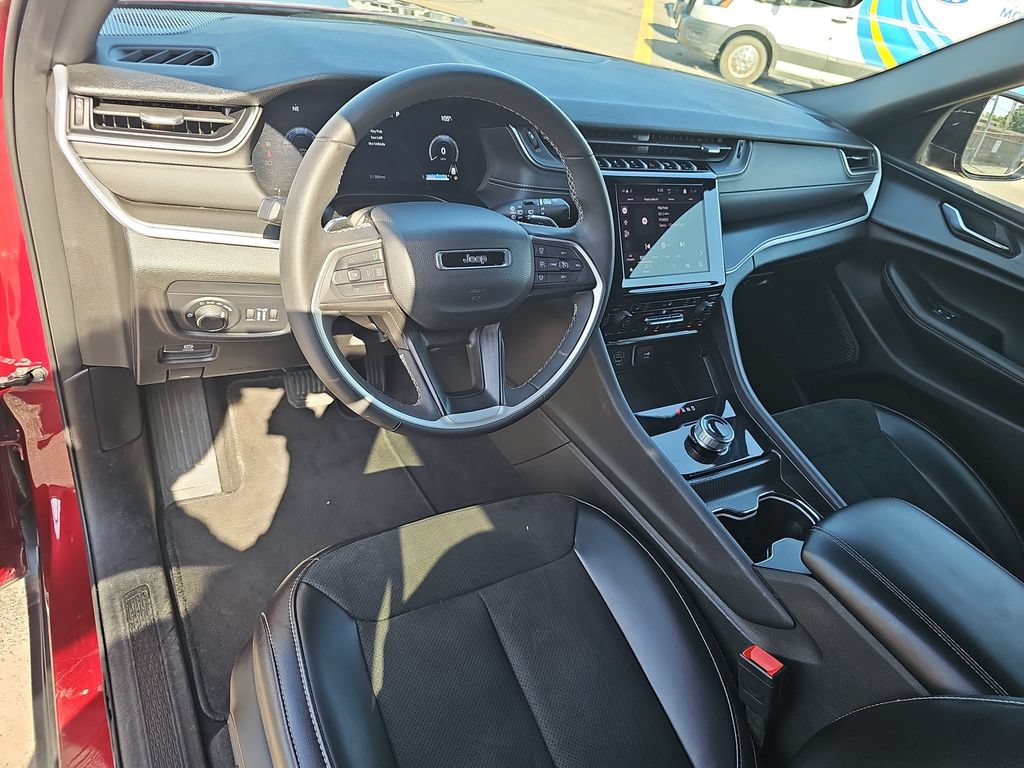 Used 2025 Jeep Grand Cherokee Altitude AWD/4WD image 16