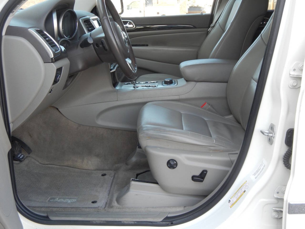 Used 2011 Jeep Grand Cherokee Laredo AWD/4WD image 28