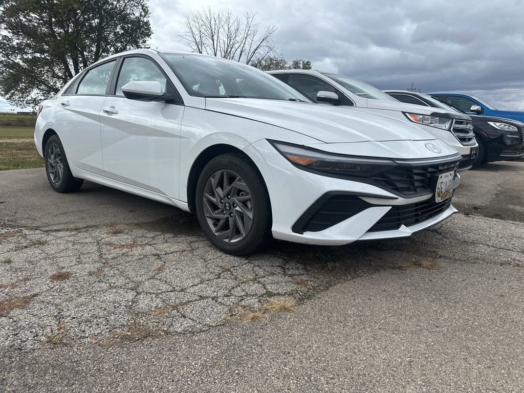 Used 2024 Hyundai Elantra SEL image 2