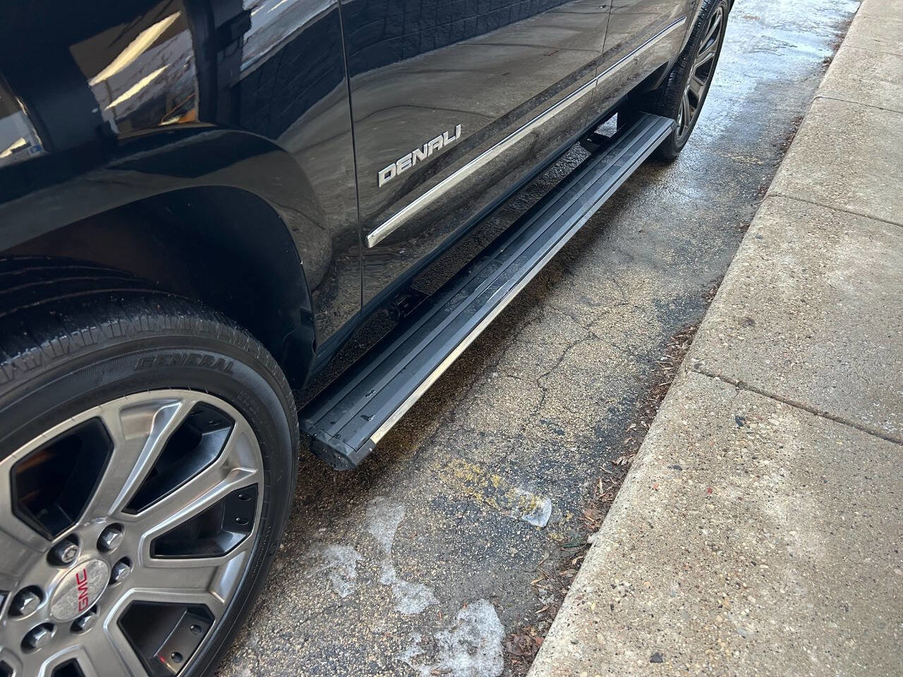 Used 2017 GMC Yukon XL Denali w/ Open Road Package image 9