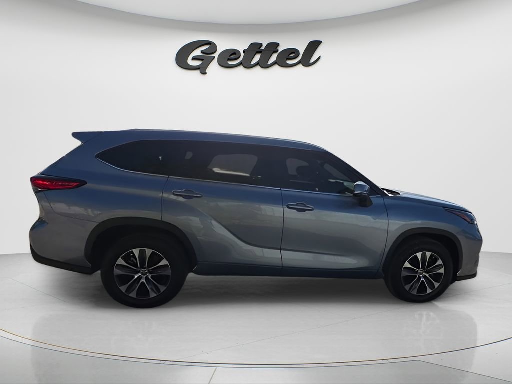Used 2023 Toyota Highlander XLE image 4