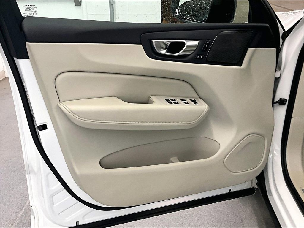 Used 2024 Volvo XC60 B5 Plus image 9