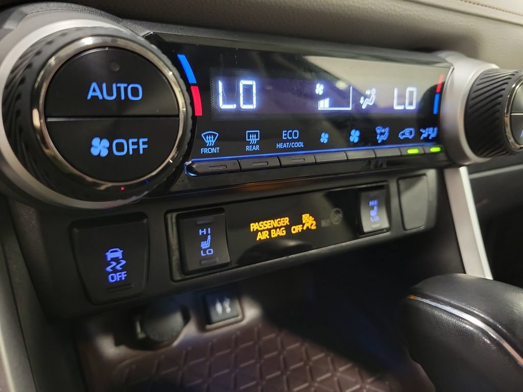 Used 2019 Toyota RAV4 Limited FWD image 18
