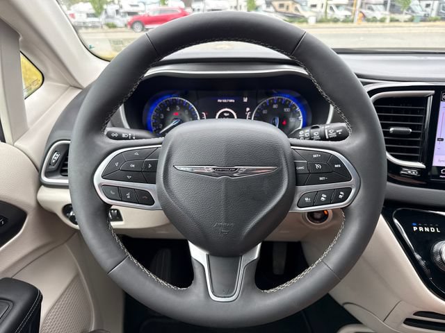 Used 2024 Chrysler Pacifica Touring-L FWD image 20