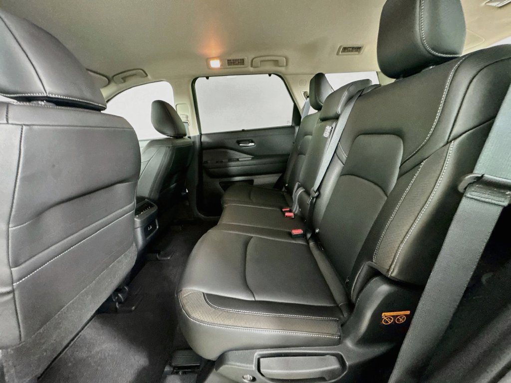 Used 2025 Nissan Pathfinder SL FWD image 32