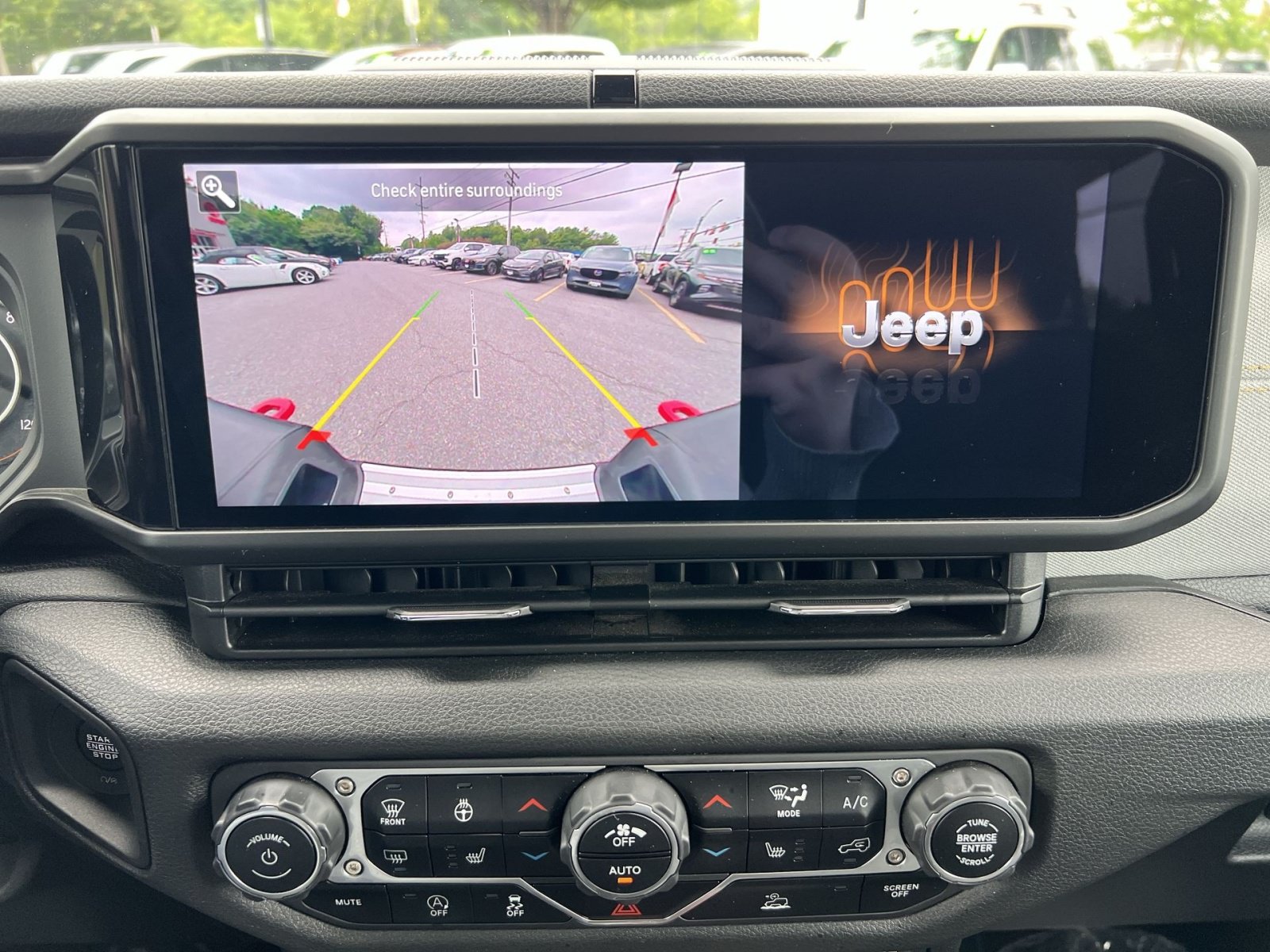Used 2024 Jeep Gladiator Sport AWD/4WD image 18