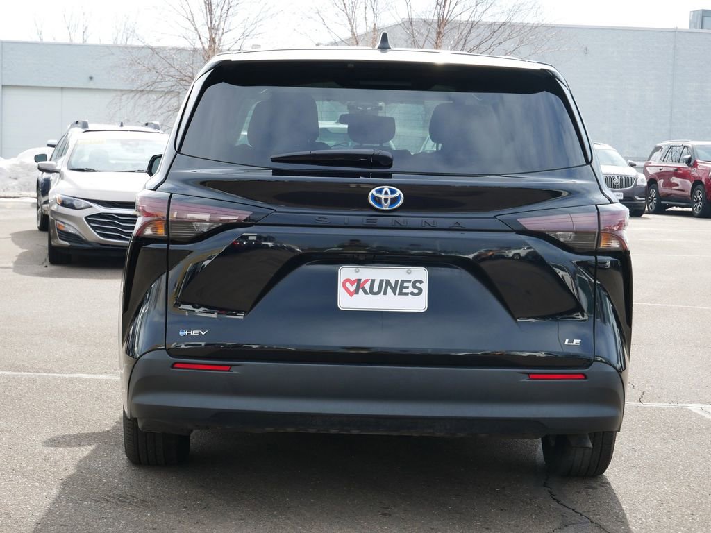 Used 2025 Toyota Sienna LE FWD image 8