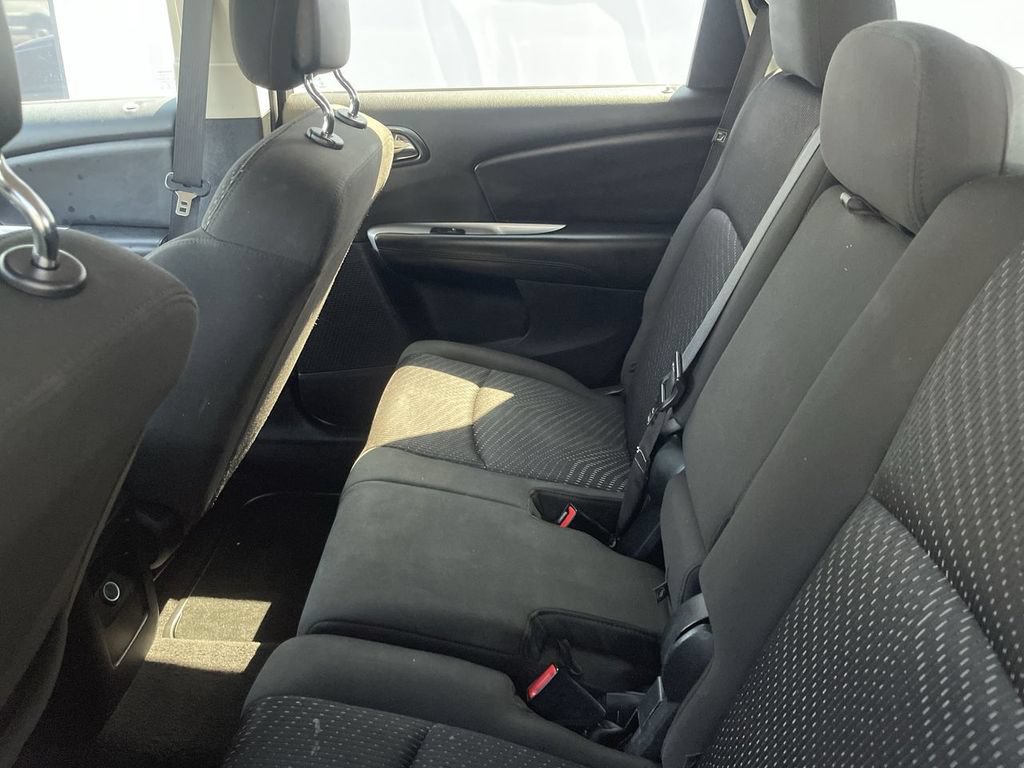 Used 2019 Dodge Journey SE FWD image 3