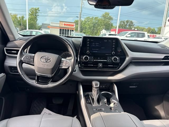 Used 2021 Toyota Highlander XLE AWD/4WD image 7