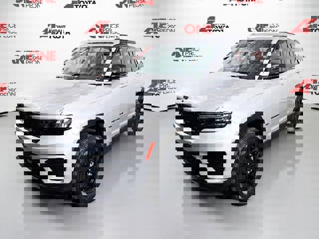 Used 2025 Jeep Grand Cherokee Altitude AWD/4WD image 3