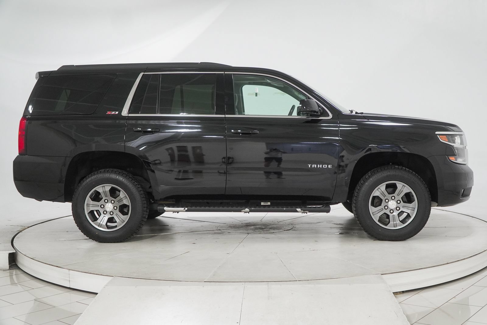 Used 2019 Chevrolet Tahoe LT w/ Luxury Package AWD/4WD image 14