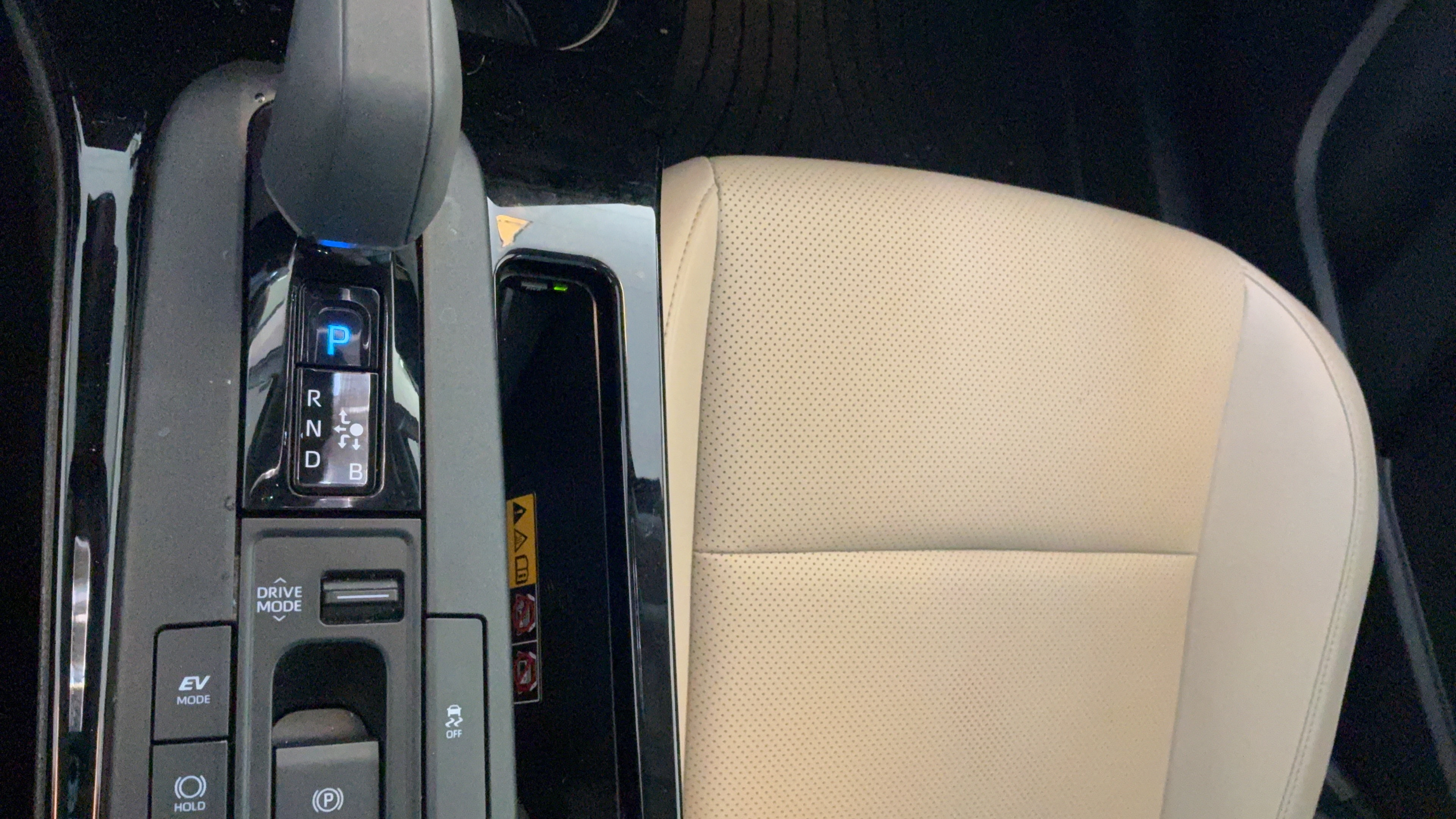 Used 2024 Toyota Prius XLE FWD image 14