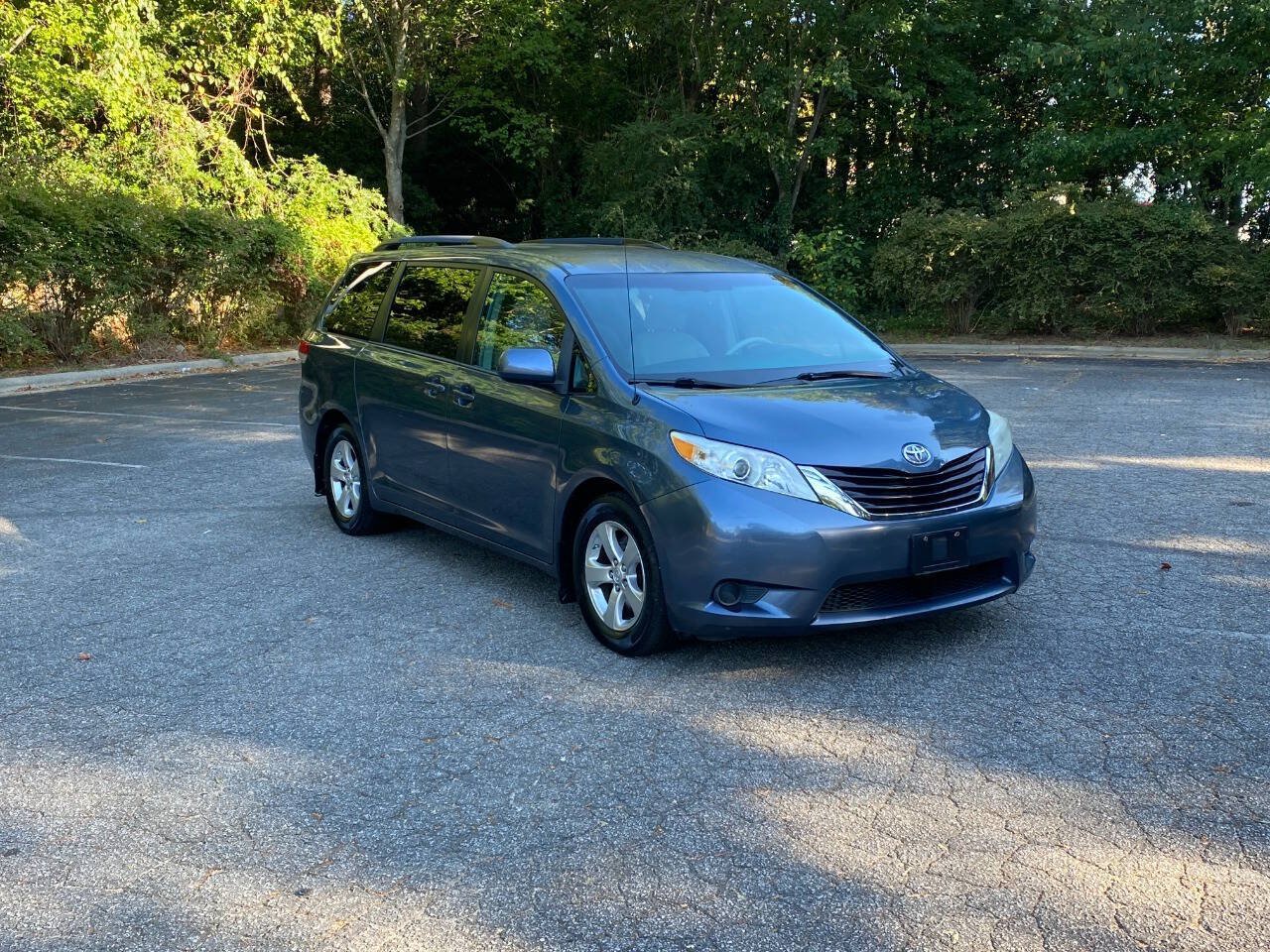 Used 2013 Toyota Sienna LE w/ Towing Pkg FWD image 3