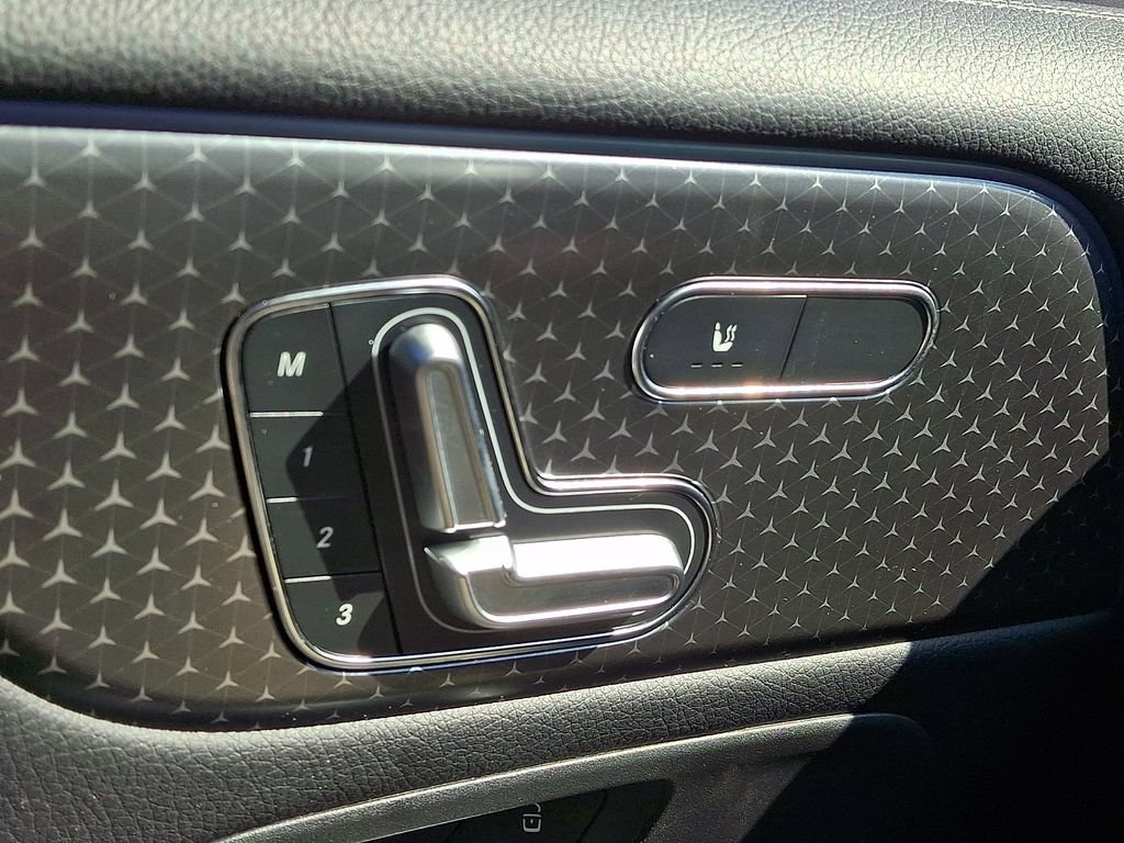Used 2025 Mercedes-Benz GLB 250 4MATIC image 25