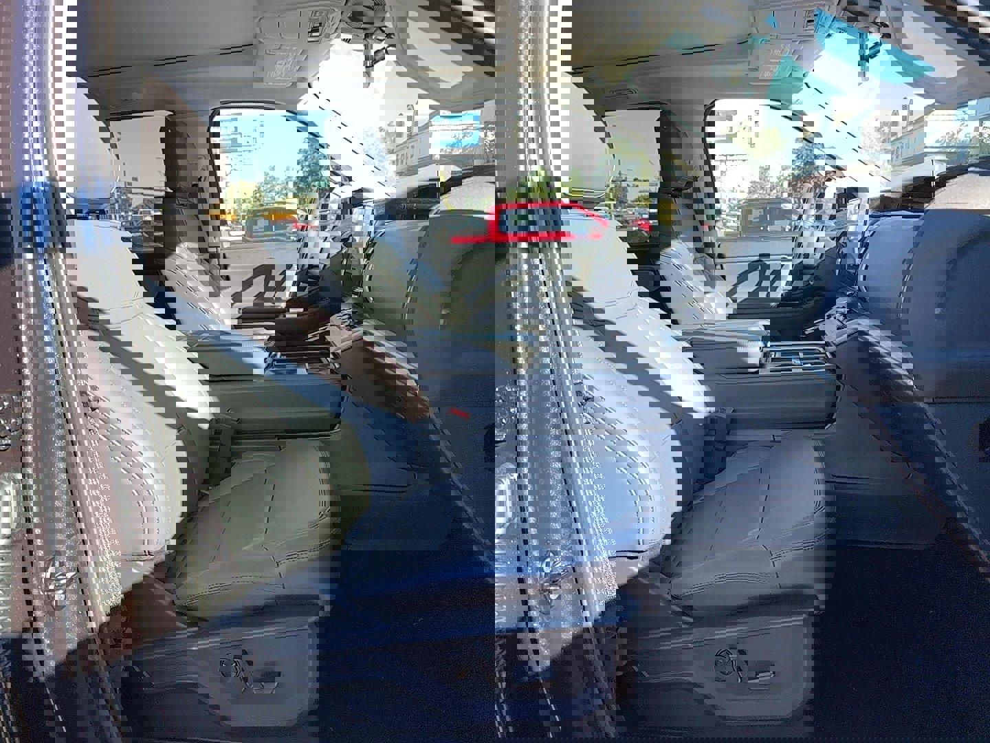 New 2025 Ford Expedition Active image 18