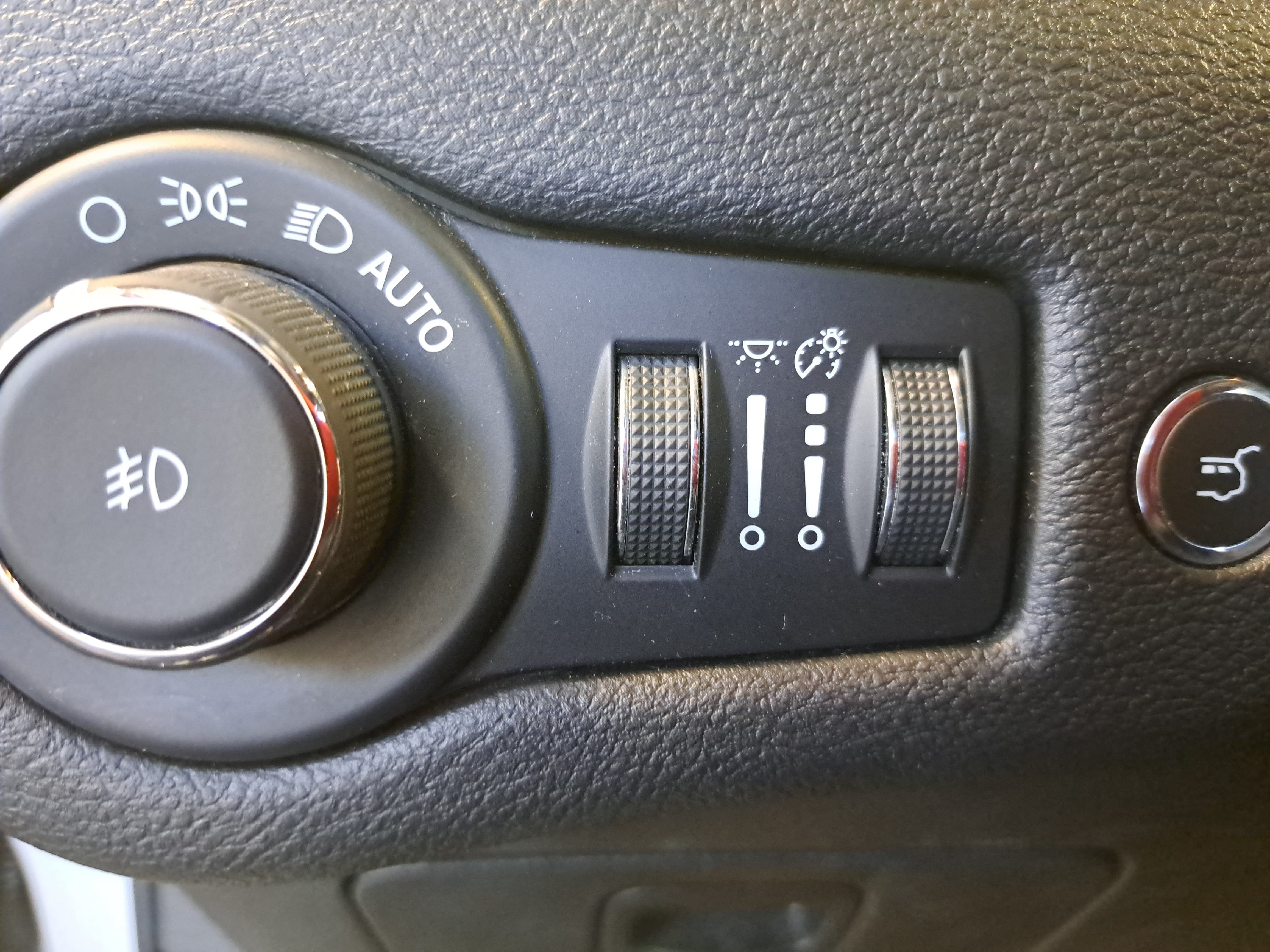 Used 2019 Jeep Cherokee Limited AWD/4WD image 24