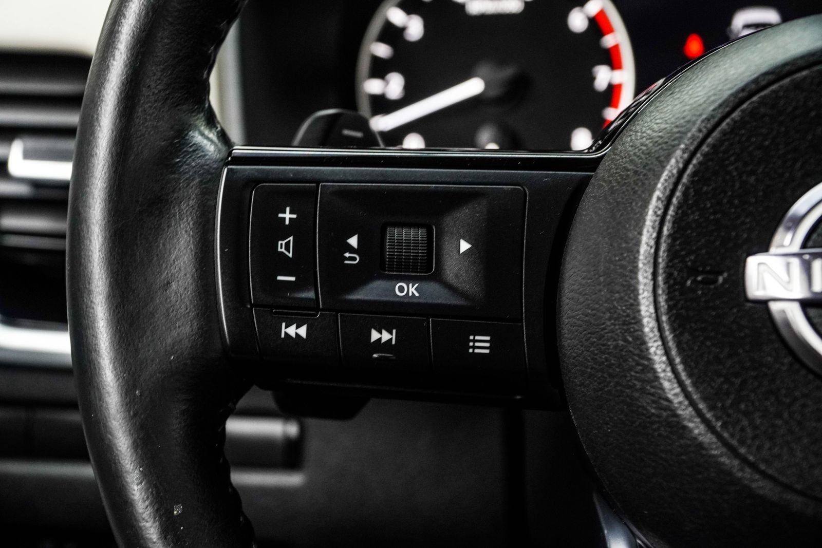 Used 2023 Nissan Rogue SL w/ SL Premium Package FWD image 30
