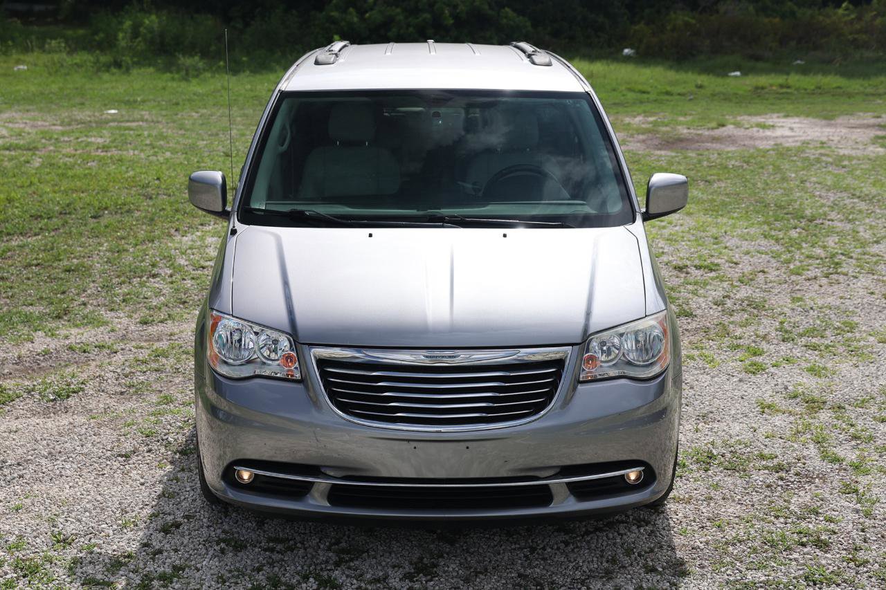Used 2013 Chrysler Town & Country Touring FWD image 19