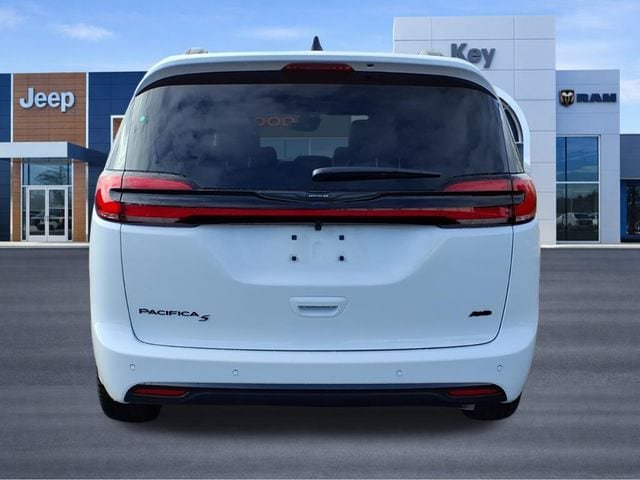 New 2026 Chrysler Pacifica Select w/ S Appearance Package AWD/4WD image 6