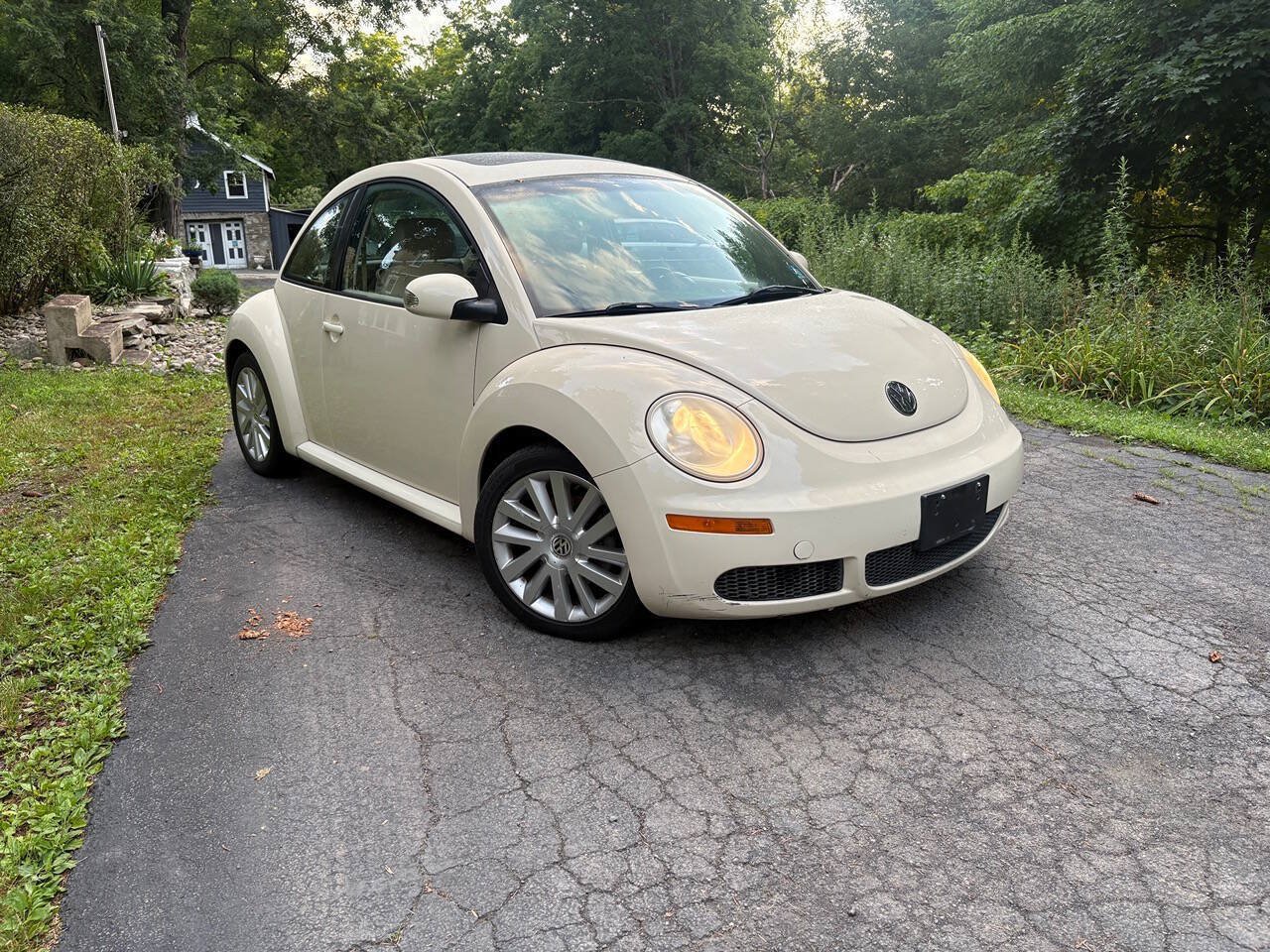 Used 2008 Volkswagen Beetle SE FWD image 1