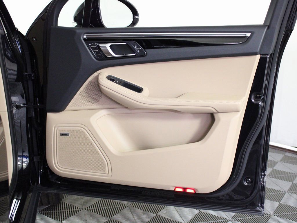 Certified 2025 Porsche Macan image 37