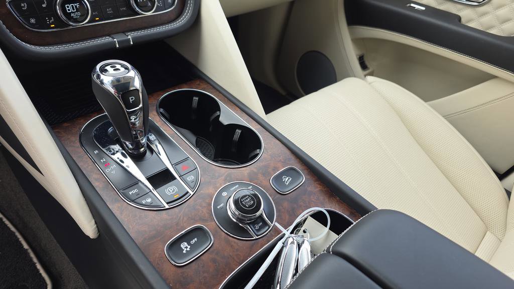 Used 2023 Bentley Bentayga image 31