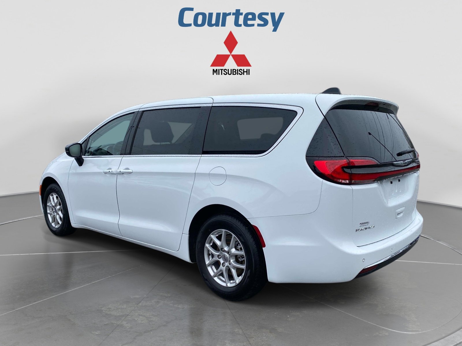 Used 2024 Chrysler Pacifica Touring-L FWD image 3