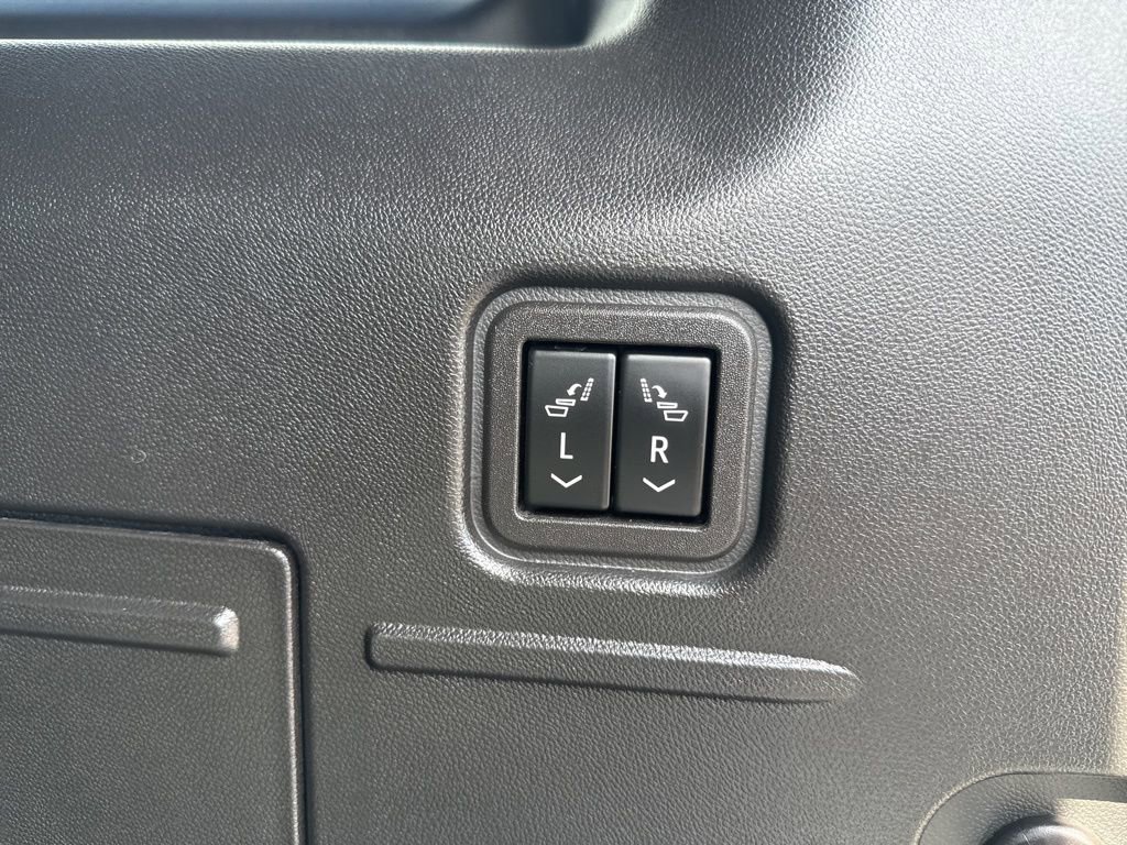 Used 2024 GMC Hummer EV 3X w/ LPO, Illumination Package image 33