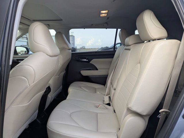Used 2021 Toyota Highlander XLE AWD/4WD image 13