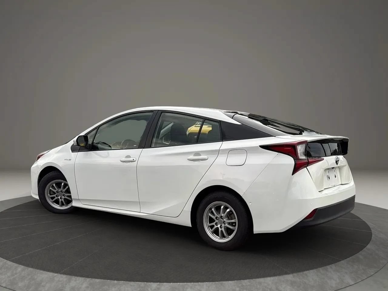Used 2022 Toyota Prius LE FWD image 4