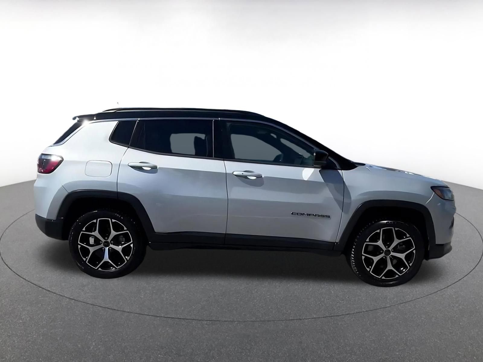 Used 2025 Jeep Compass Limited image 16