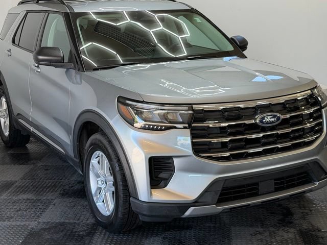 Used 2025 Ford Explorer Active AWD/4WD image 2