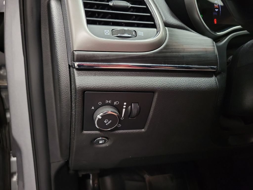Used 2019 Jeep Grand Cherokee Limited AWD/4WD image 25