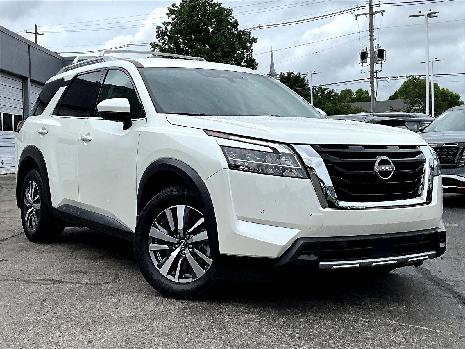 Used 2024 Nissan Pathfinder SL AWD/4WD image 2