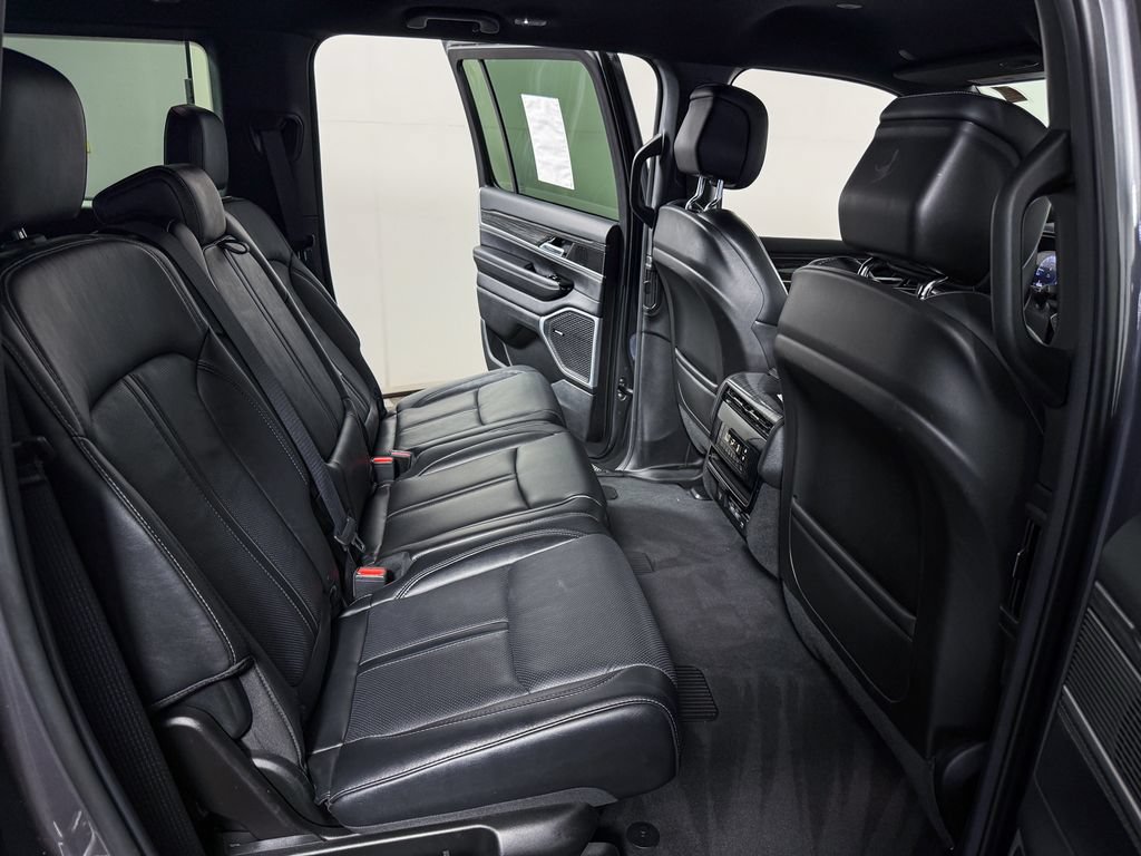 Used 2022 Jeep Wagoneer Series III AWD/4WD image 35