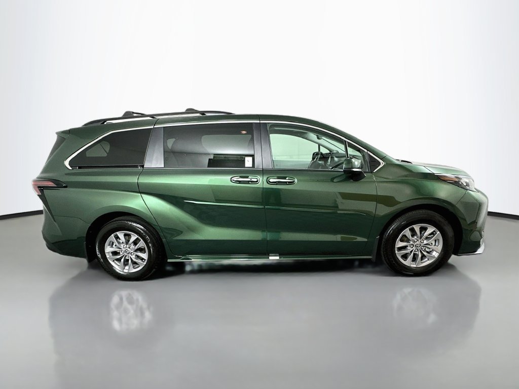 Certified 2026 Toyota Sienna XLE FWD image 4