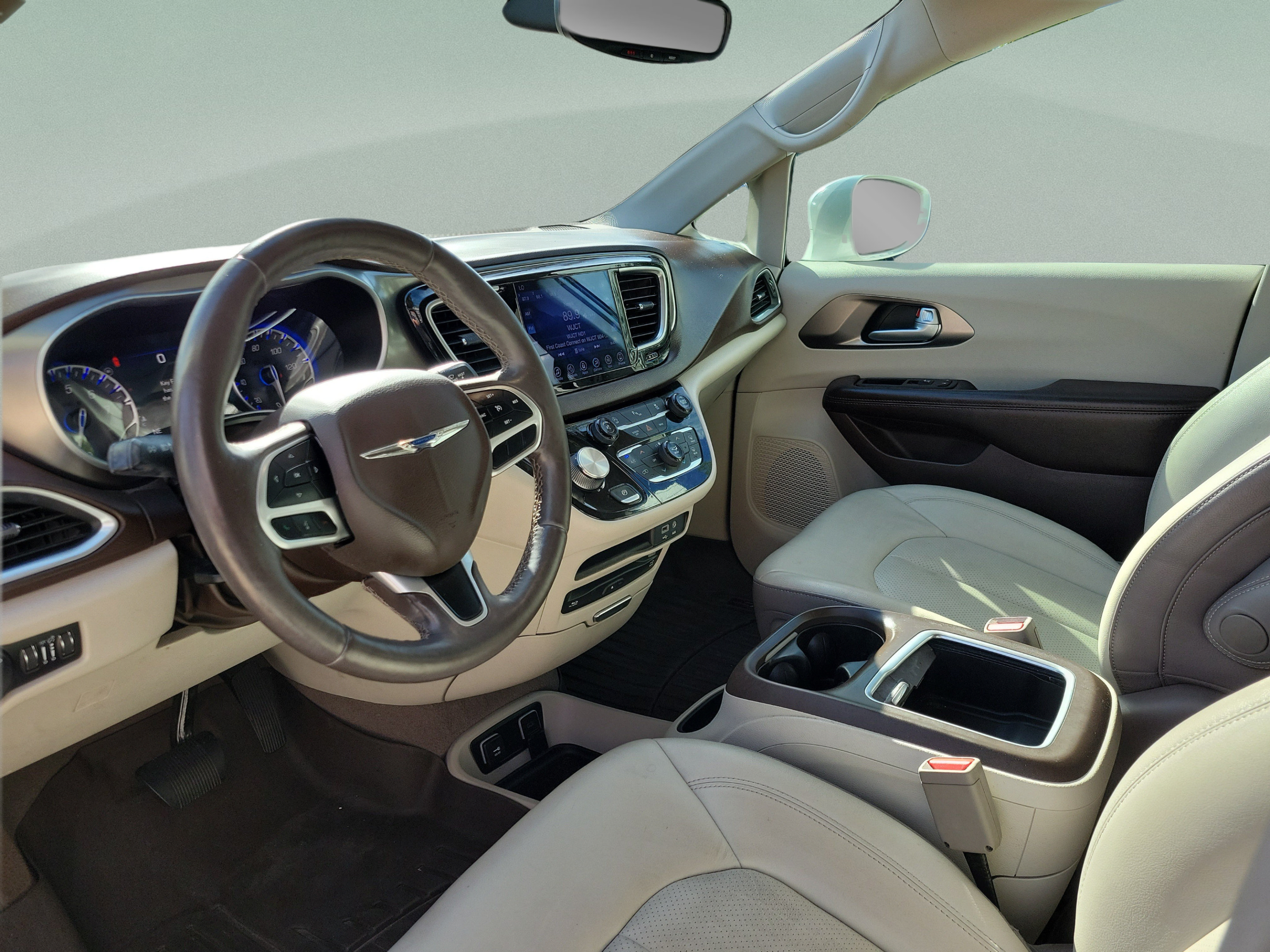 Used 2017 Chrysler Pacifica Touring-L Plus FWD image 8
