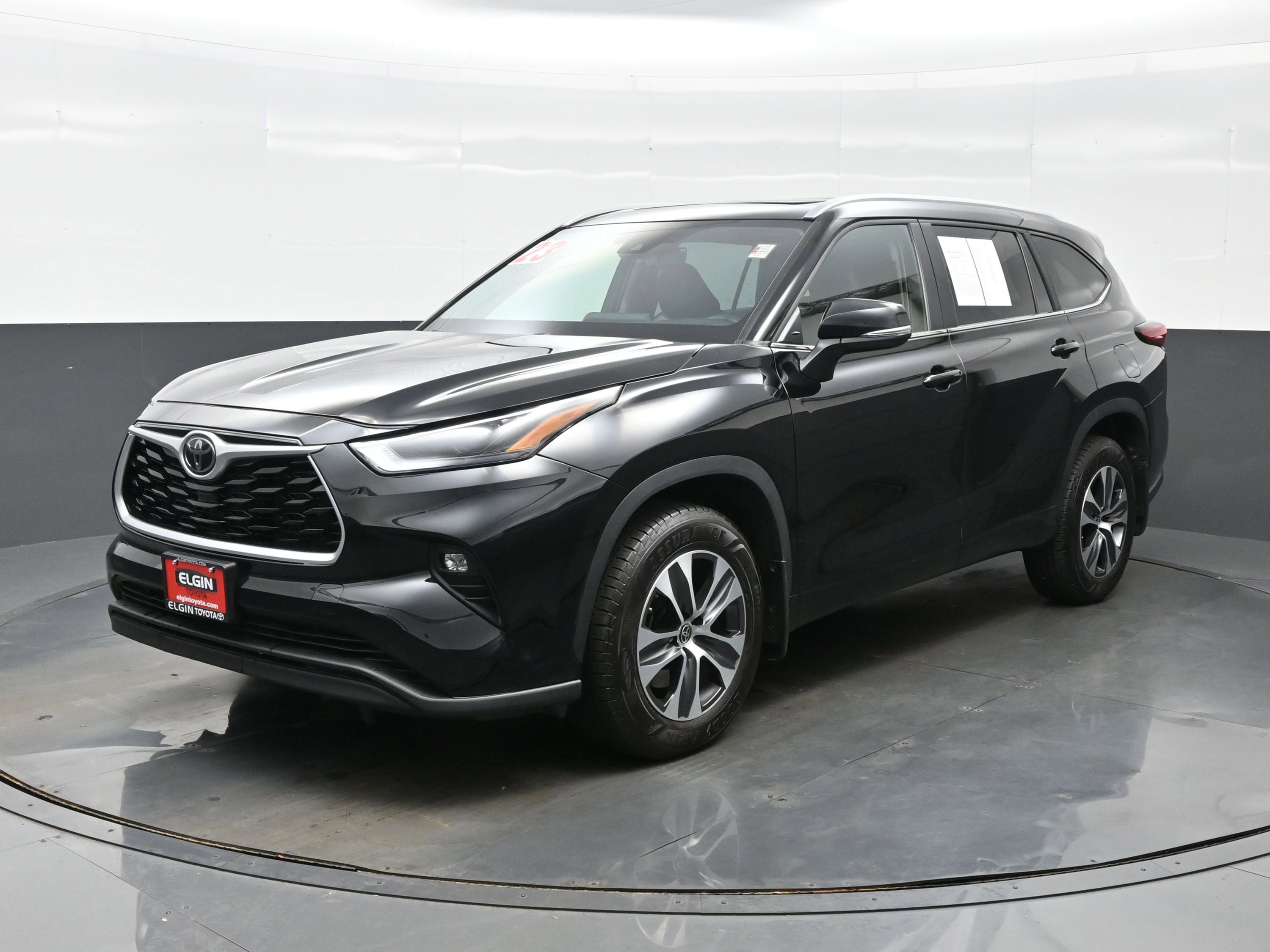 Used 2023 Toyota Highlander XLE AWD/4WD image 2