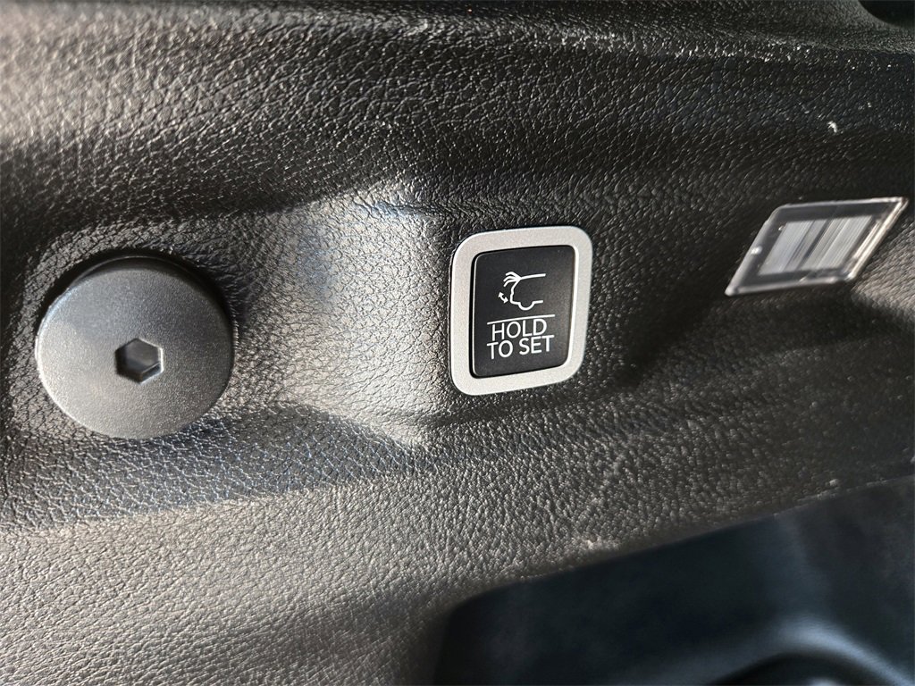 Used 2023 Jeep Grand Cherokee L Laredo image 33