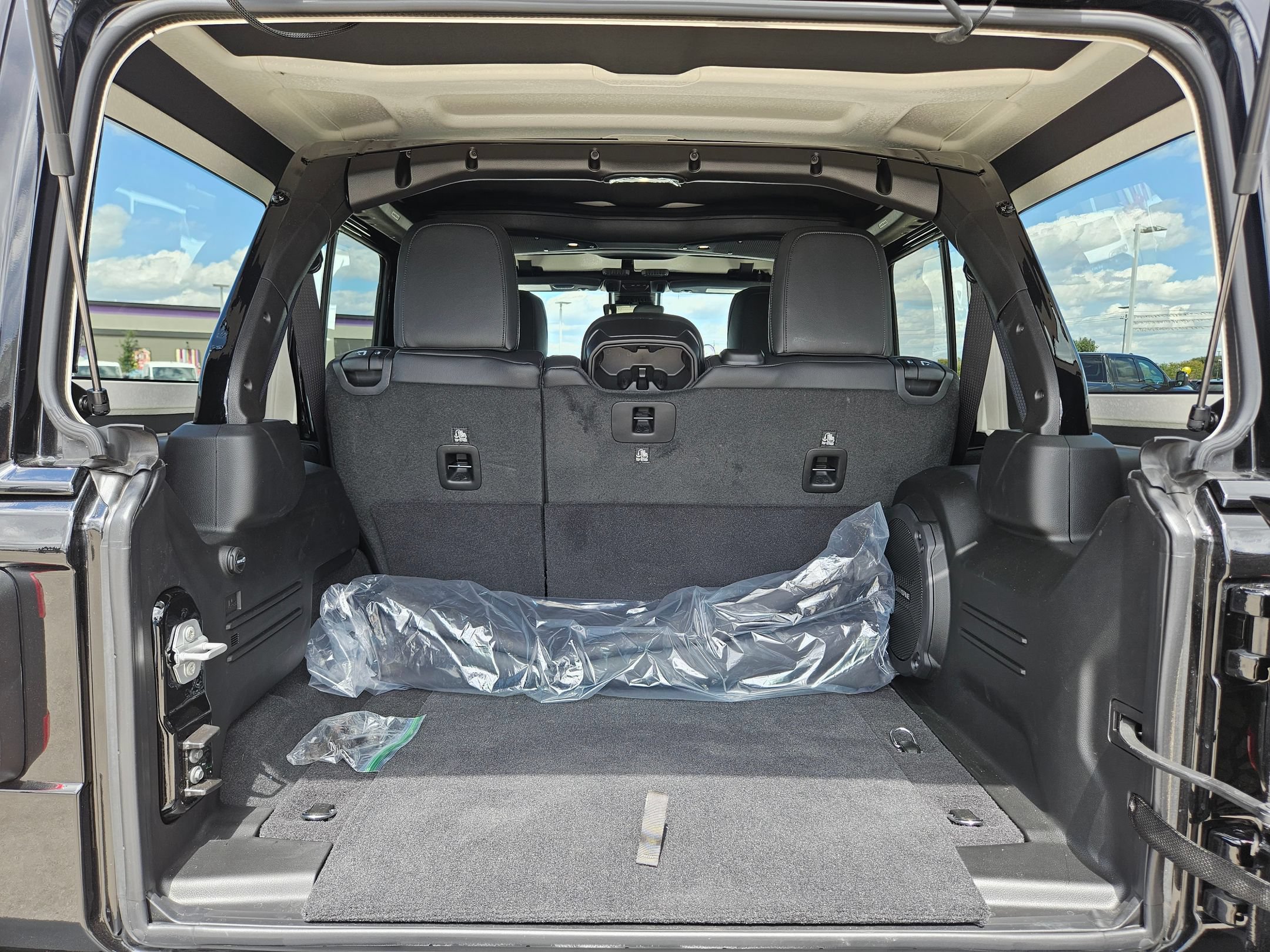 New 2025 Jeep Wrangler Unlimited Sahara w/ Safety Group AWD/4WD image 19