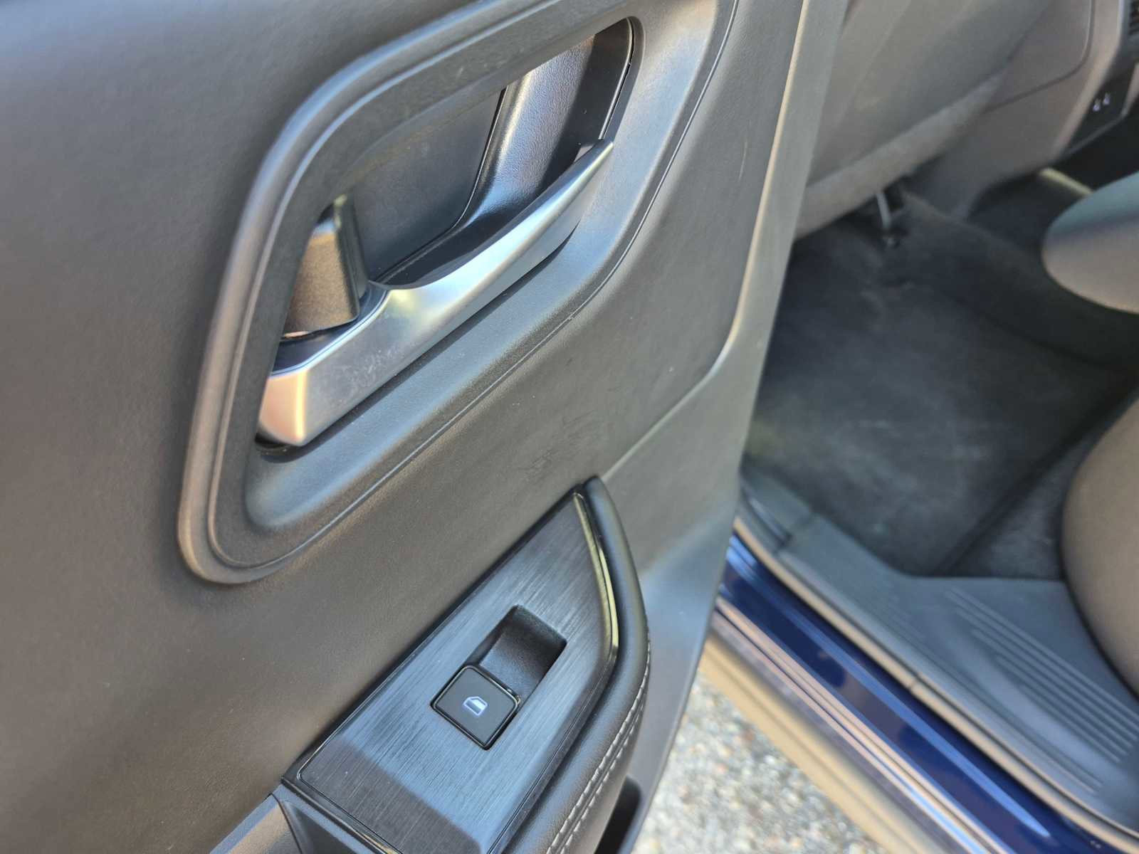 Used 2025 Nissan Rogue SV image 27