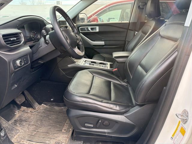 Used 2022 Ford Explorer XLT w/ Equipment Group 202A image 4